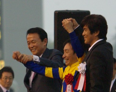 麻生首相と佐藤浩一氏がヨコノリを祝福