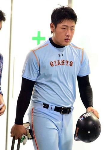 巨人岡本、原監督から熱血指導　体が開く癖矯正