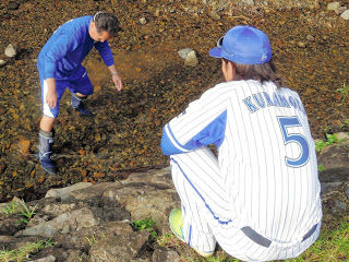 DeNA秋季キャンプでウナギ漁再開　極太ウナギ生け捕り