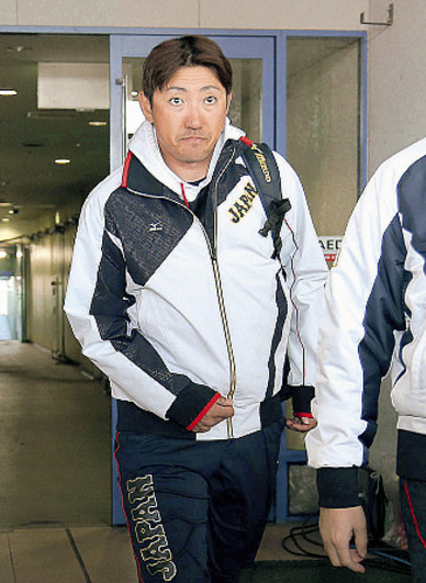 負傷退場の内川、右肩打撲 回復が思わしくなくても「精神的支柱」だからチームに残す可能性