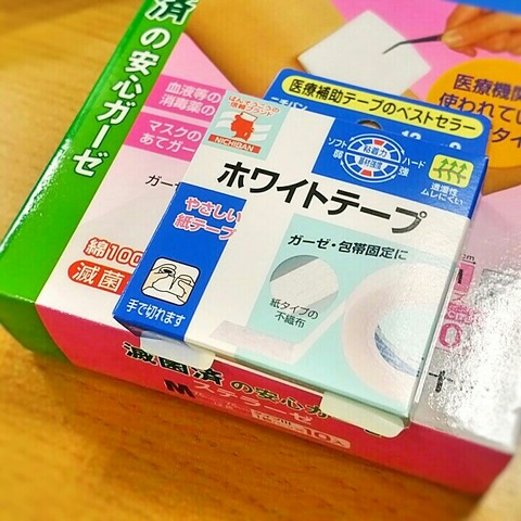 ガーゼとテープ