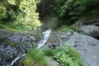 P7166487_20m幅広滝の右・落ち口俯瞰-s