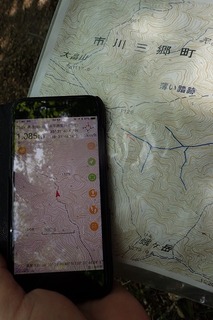 P7166607現在地の確認・尾根の登山道-s
