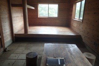 s-P8020220犬越路避難小屋