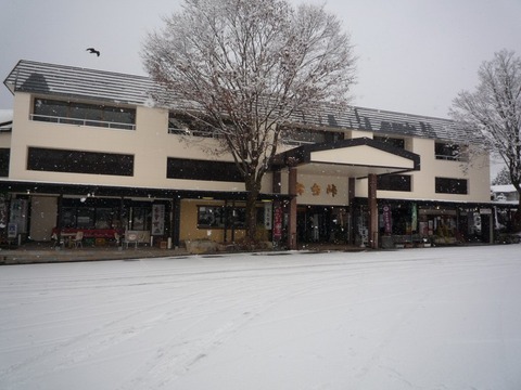 雪降る朝の舞台峠外観