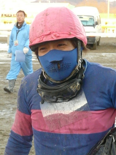 06青いマスクの阿部騎手
