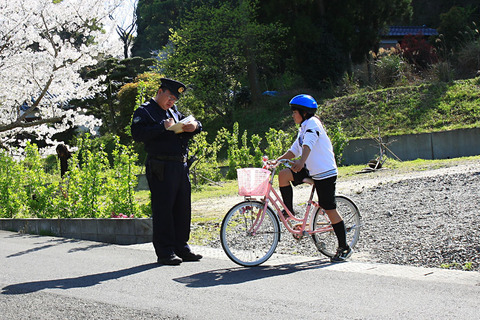 自転車で交番前の信号待ってたら警官にｗｗｗｗｗ
