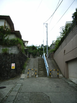 坂下から