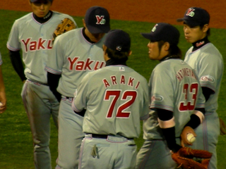 プロ野球復刻ユニフォームヤクルトアトムズ　　　　　　　　新品・未使用　神宮球場 楽天市場】ミズノ 半袖シャツ ヤクルトスワローズ ヤクルト