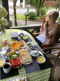 妹とテラスで