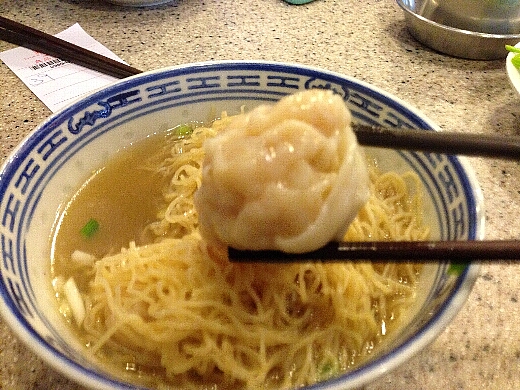 大きなエビ入りワンタンが3つ!プリップリで美味い!早い!美味い!安い!の三拍子ですねw
