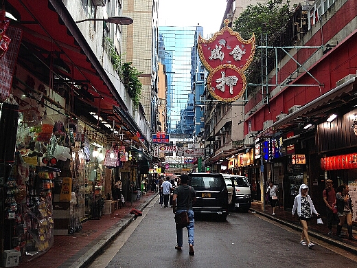 香港飲茶をタップリと愉しんだあと、南京街から上海街を通り昨年宿泊したイートンホテル入り口前にある翠華餐廳(スイカレストラン)へ。