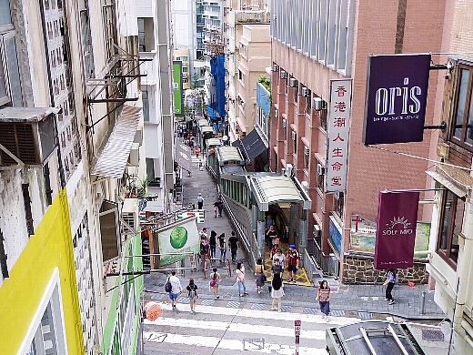 香港の名所のひとつ「ヒルサイドエスカレーター」を使い次の店へ。セントラルから高級マンションエリアのミッドレベルまでを結ぶ 全長約800mのエスカレーター。
