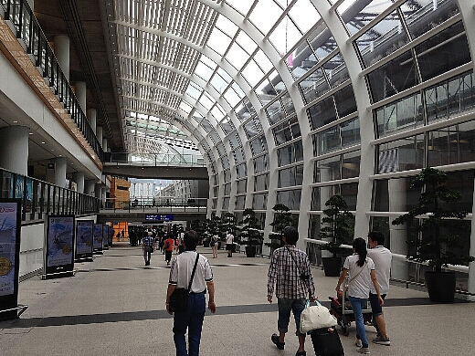 香港国際空港第1ターミナルから高速バス乗り場へと向かう。今回も九龍市内への移動は高速バスA21を利用。料金は33HK$(約470円)と安い!