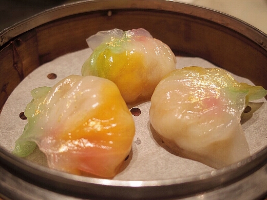 まずは尖沙咀の「YUM CHA」へ。ここの点心は見た目が楽しい。海老蒸し餃子は七色に光る。金箔まであるw