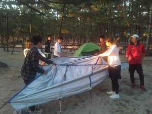 小川テントを設営する