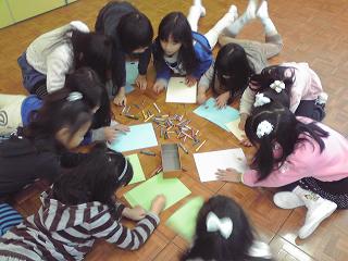 宿幼児作業中