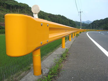 山口県ガードレール黄色