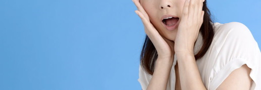 思わず驚く女性