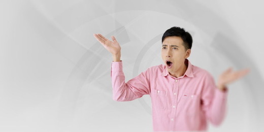 お手上げな男性