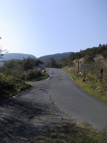 下仁田浅科線と初谷鉱泉への道との交差点