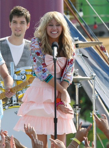 miley261209.jpg