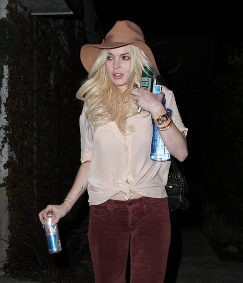 lohan120511_02_X17