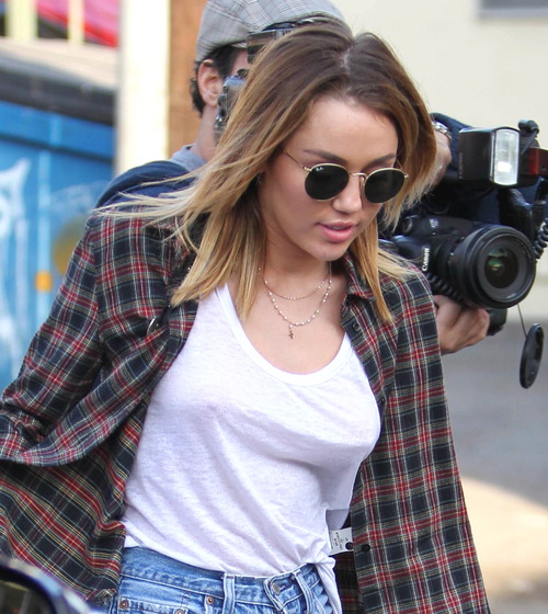 Miley Cyrus - Pokies leaving Wokcano (10)