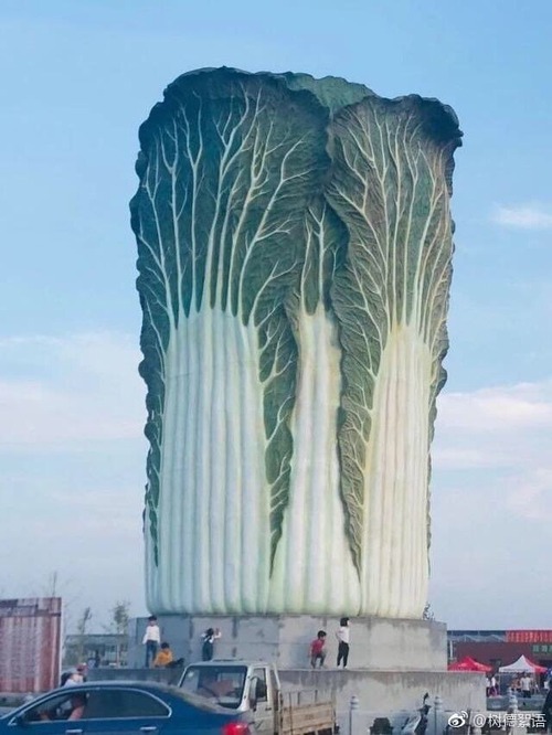 【画像】中国さん、高さ20メートル重さ12トンの”白菜”を作る　もう意味がわからないよ・・・ 	