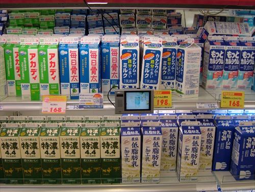 Milk_in_a_Japanese_supermarket_R