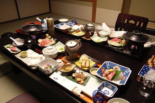 1200px-Dinner_at_Kinugawa_Plaza_Hotel_R