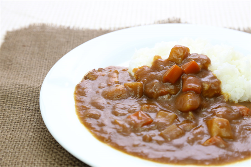 世間が元旦三が日にお節や鍋料理食ってる中でカレー食って過ごそうかと思うけど変かね？ 	