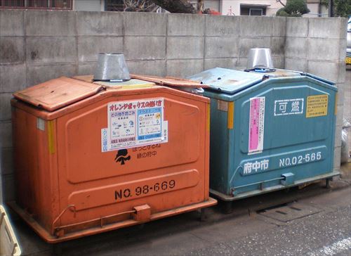 800px-Garbage_containers_at_fuchu_city_R