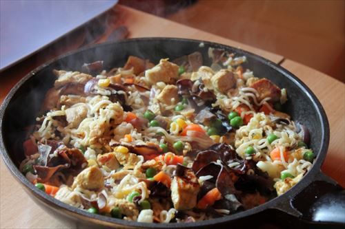 一人暮らしエアプ「皿に移さずフライパンのまま食べる」