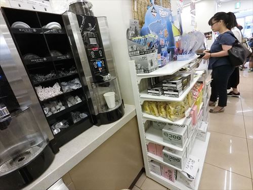 コンビニ店員「あちらのお客様が先に並んでました」 	