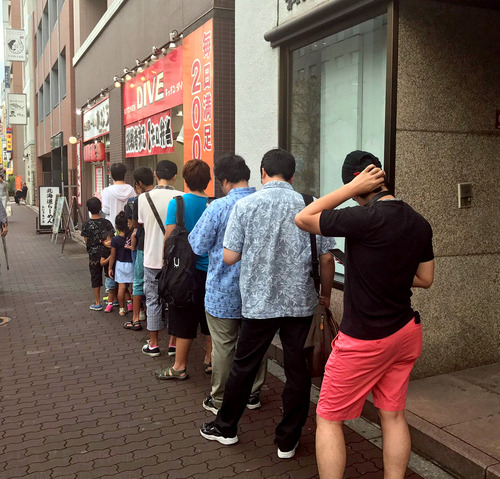 100円で「1キロ弁当」を販売したキッチンDIVEに大行列！