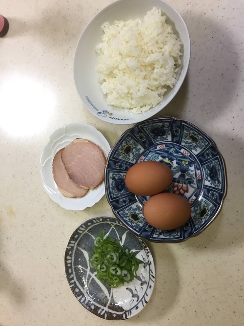 腹減ったらからチャーハン作ったるわ