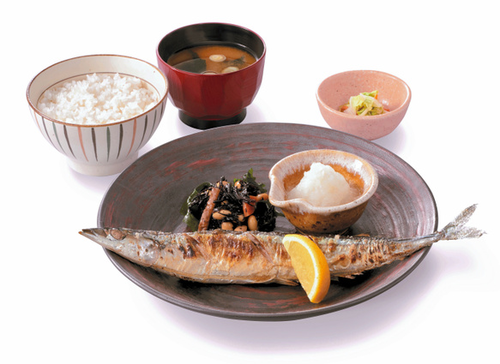 サンマが不漁で小ぶり、大戸屋の定食「値下げ」で対応　