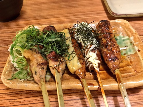ワイ「生と枝豆とタコワサ、あと適当に焼き鳥何本か頂戴」店長「りょしゃしたー」 	