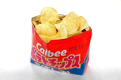 カルビーが発明したポテトチップスの新しい開け方【画像・動画】 	