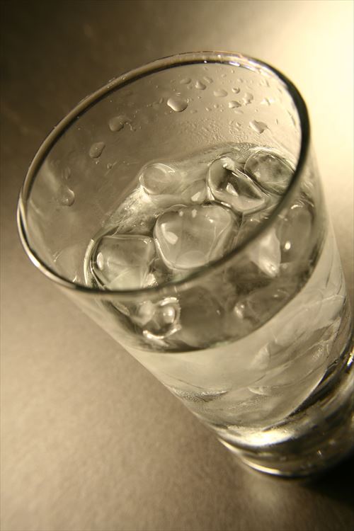 15330-a-glass-of-cold-water-with-ice-cubes-pv_R