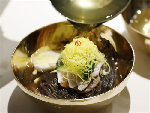【平壌冷麺】金正恩「麺がスープ吸いすぎて不味くなってんぞ。本当はもっと美味いんだぞこれ」 	