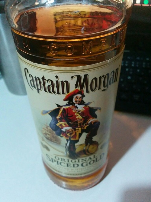 イキッてラム酒買ったけどたいしてうまくねーなこれ… 	