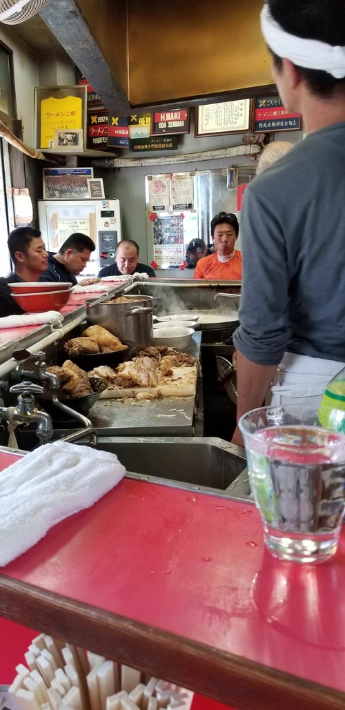 【悲報】ラーメン二郎の厨房　めちゃくちゃ汚い 	