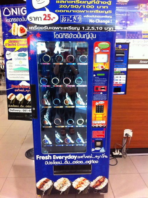 セブンイレブン、自販機でおにぎり 全国に500台設置へ パン、カップ麺、サンドイッチ、飲料も扱う