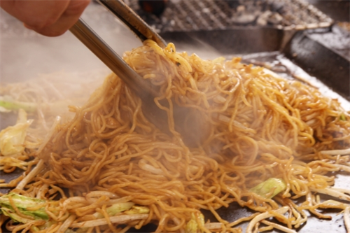 馴染みのない土地で飯を食うとき、とりあえず焼きそばを食うという安全策 	