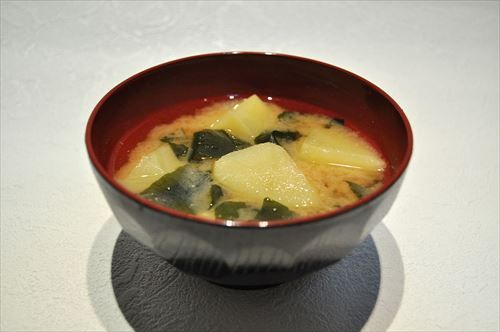 Potato_and_seaweed_miso_soup_R