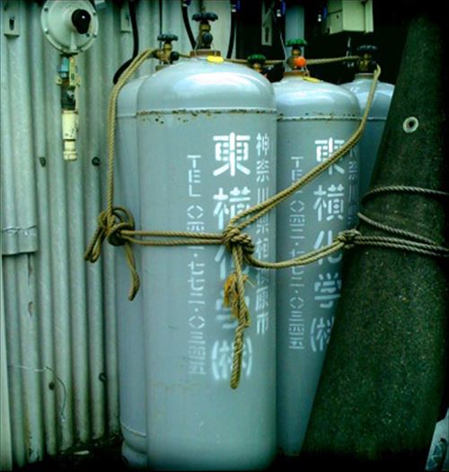 Tōyoko_chemical_-gas_cylinders_R