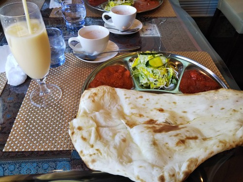 彡(^)(^)「インドカレー屋のお代り自由？5枚ぐらい食ったろ！！」 	