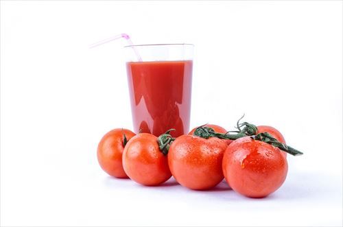 fresh-tomato-juice-and-tomato_R